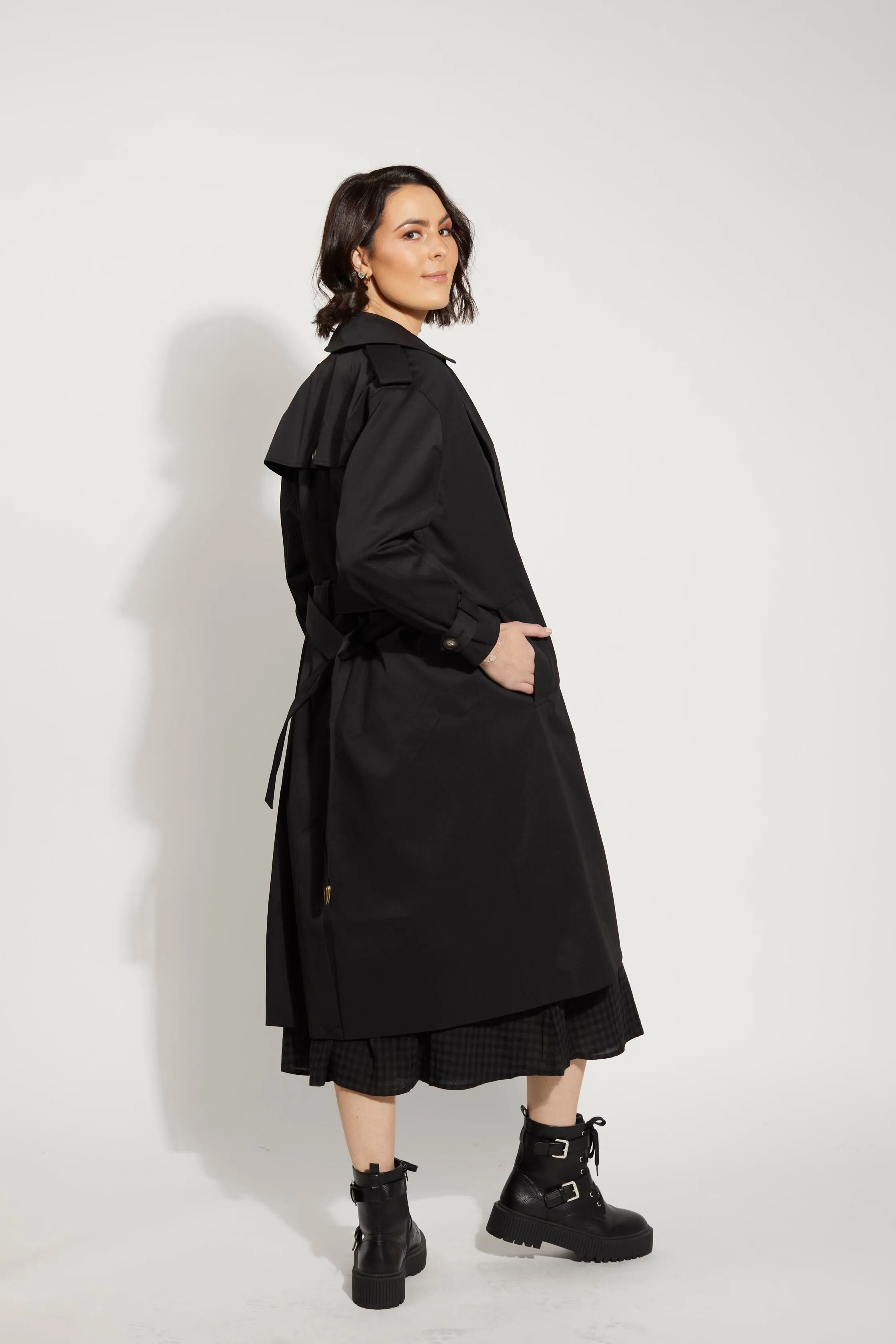 5043 - Lee Trench - Black: Size 16 left